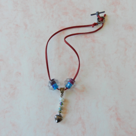 Rode suède halsband met grote en kleine glaskralen (41,5 cm lang)