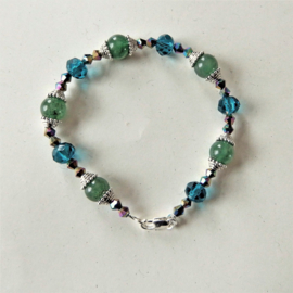 Armband van jade met blauw kristal (19 cm)