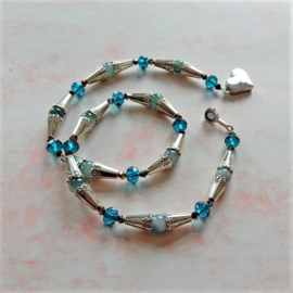 Ketting van jade en blauwe kristallen ((49 cm)