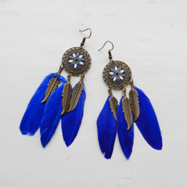 Diepblauwe veren aan hangers van brons (10 cm)