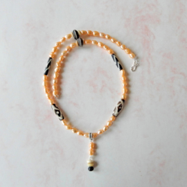 Halsketting van licht oranje zoetwaterparels met Afrikaanse kralen van been (56,5 cm lang)