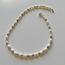 Ketting van witte langwerpige zoetwaterparels met Tibetaans zilver (44 cm lang)