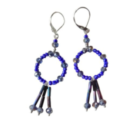 Koningsblauwe oorringen met hanger van glasstaafjes en kristal