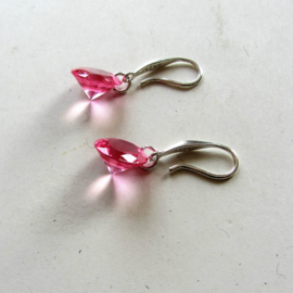 Zilveren oorbellen met roze hanger van acryl