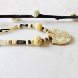 Halsketting van been en antiek handgesneden ivoor (47 cm lang)