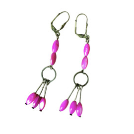 Oorbellen van brons met fuchsia parelmoer (8 cm lang)