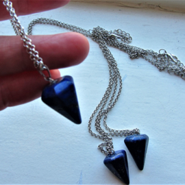 Lapis lazuli kegel aan een zilverkleurige ketting