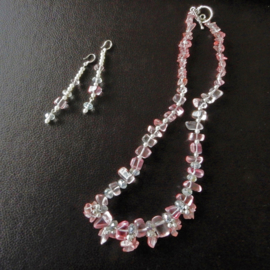 Ketting + oorbellen van roze kwarts (50 cm en 7,5 cm lang)