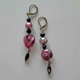 Oorbellen van barokke roze en kleine zwarte zoetwaterparels (7 cm lang)