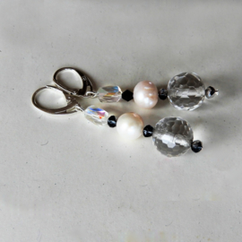 Geslepen kristallen bol met grote zoetwaterparel en geiriseerde kristal aan zilveren oorhangers