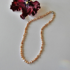 Halsketting van lila-roze zoetwaterpareltjes (46,5 cm en 48,5 cm lang)