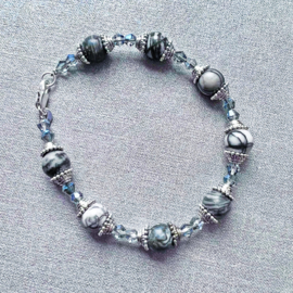 Armband van grijze natuursteen en kristal met Tibetaans zilver (18,5 cm lang)