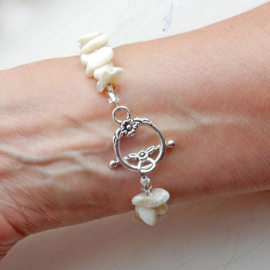 Armband + oorbellen van roomwitte schelpjes (19,5 cm lang)