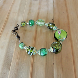 Armband van groen Murano-glas en bronzen eindkapjes (21 cm lang)