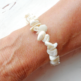 Armband + oorbellen van roomwitte schelpjes (19,5 cm lang)