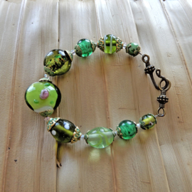 Armband van groen Murano-glas en bronzen eindkapjes (21 cm lang)