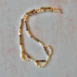 Halsketting van lichtroze zoetwaterparels met Afrikaanse kralen van been (51,5 cm lang)