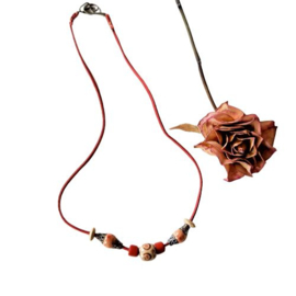 Rood suède halsbandje met hout en brons (55 cm lang)
