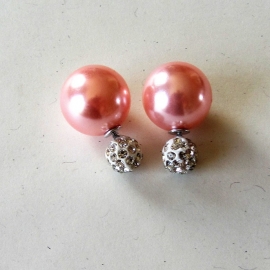 Double dots oorbellen / roze parel met zilverkleurige strass