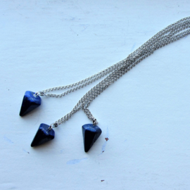 Lapis lazuli kegel aan een zilverkleurige ketting