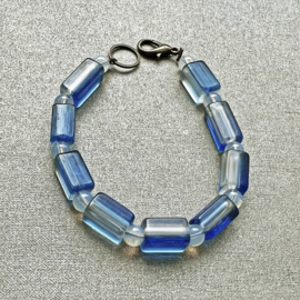 Armband van grote glaskralen en maansteen (21 cm lang)