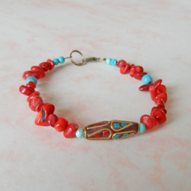 Armband van oud rood koraal, turkoois en een Tibetaanse kraal (20,5 cm lang)