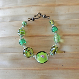 Armband van groen Murano-glas en bronzen eindkapjes (21 cm lang)