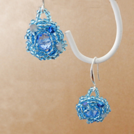 Blauwe en grijze kristallen met blauwe glaskraaltjes