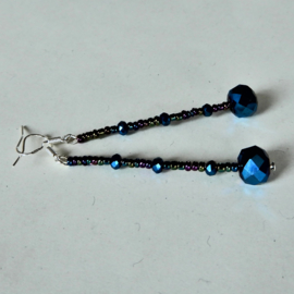 Lange oorbellen met blauw kristal