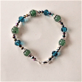 Armband van jade met blauw kristal (19 cm)