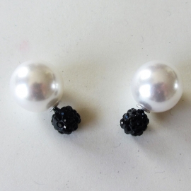 Double dots oorbellen / witte parel met zwarte strass