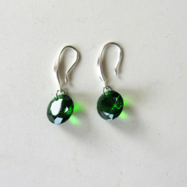 Zilveren oorbellen met groene hanger van acryl
