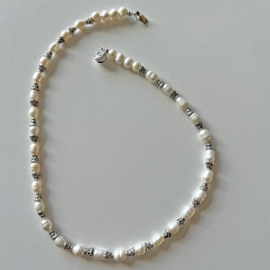 Ketting van witte langwerpige zoetwaterparels met Tibetaans zilver (44 cm lang)