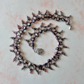Halsketting van parelmoerbrokken, kristal en glaskraaltjes (45 cm lang)
