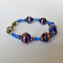 Armband van koningsblauwe Muranoglaskralen  (20 cm lang)