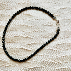 NIEUW: Halsketting van gitten en zwart kristal met een slot van zilver (44 cm lang)