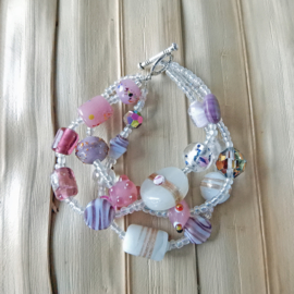 Armband met 3 strengen van roze en witte glaskralen (19 cm lang)