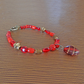 Armband van rood glas en brons met glashanger  (18,5 cm lang)