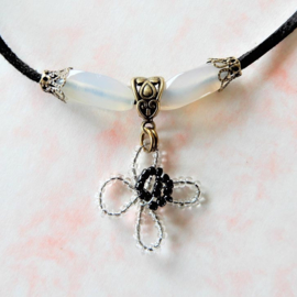 Zwart suède halsbandje met glas en bloemhanger van kleine glaskraaltjes (38 cm lang)