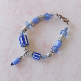 Armband van blauw glas en handgemaakte keramiek kralen (19 cm lang)