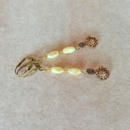 Crèmekleurig parelmoer met een bedel van brons (6,5 cm lang)