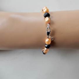 Armband van oranje en zwarte zoetwaterparels (17,5 cm)