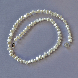 Halsketting van witte zoetwaterparels met een schuifslotje van zilver (45 cm)