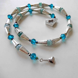 Ketting van jade en blauwe kristallen ((49 cm)