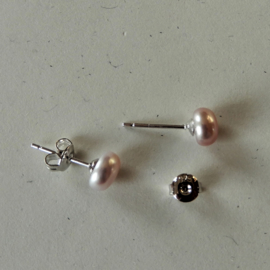 Zilveren oorstekers met kleine lila-roze zoetwaterparel (5 mm)