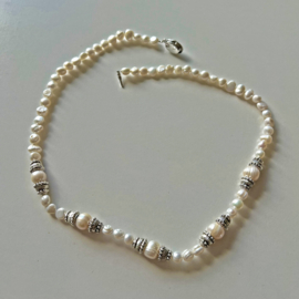 Grote en kleine witte zoetwaterparels met Tibetaans zilver en een sluiting van sterling zilver (53 cm lang)