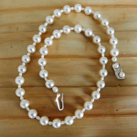 Ketting + oorbellen van witte glasparels met zoetwaterrijstpareltjes en antiek zilveren slot (47 cm lang)