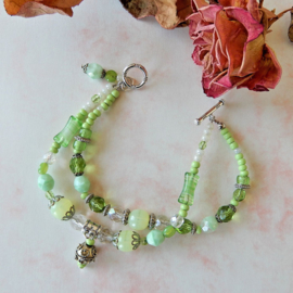 Armband van 2 strengen met verschillende kleuren groen glas en kristal (20 cm lang)