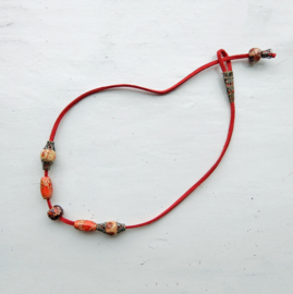 Rode suède halsband met houten kralen (43 cm lang)