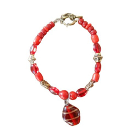 Armband van rood glas en brons met glashanger  (18,5 cm lang)